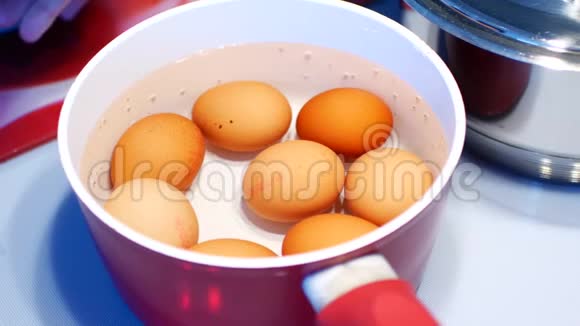 鸡卵是用平底锅低热煮的视频的预览图