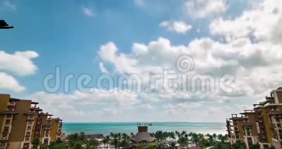 从一个美丽的墨西哥海滩度假胜地看到的蓬松的白色积云视频的预览图