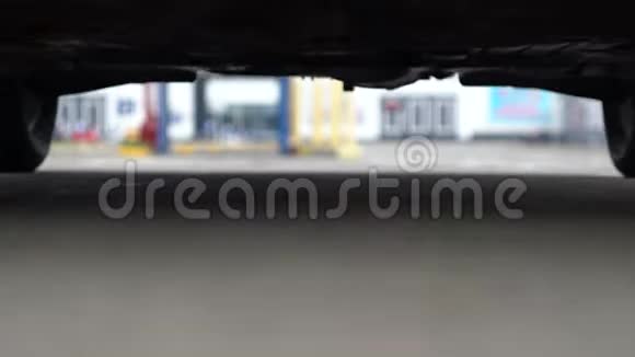汽车轮胎之间的低角度视角视频的预览图