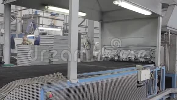 烘焙零件的生产线细节在机器烘焙后出来相机在运动中从稳定器拍摄视频的预览图