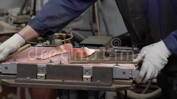在企业工作收集铜散热器汽车零部件视频的预览图