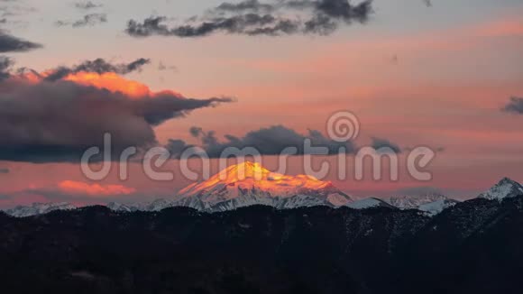 夕阳照亮了山顶视频的预览图