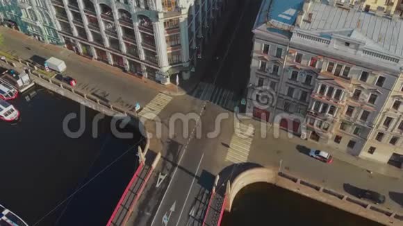 圣彼得堡俄罗斯从街道上的无人机AuPontRouge的尖塔上俯瞰视频的预览图