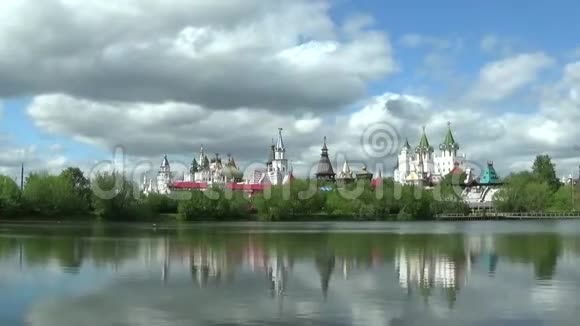 莫斯科的伊兹梅洛沃克里姆林宫的池塘和景色俄罗斯在春天的一天笼罩着乌云视频的预览图