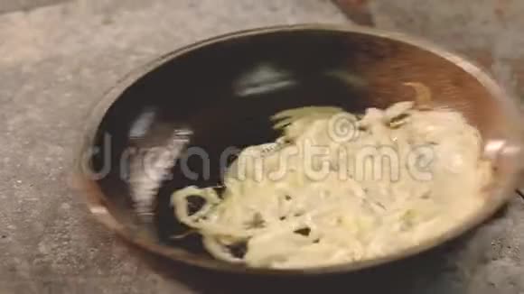 厨师厨师炒洋葱片平底锅视频的预览图