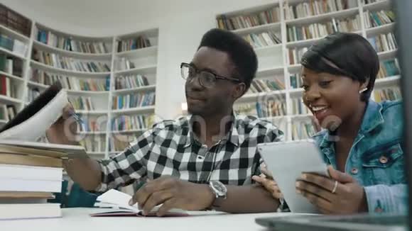 图书馆里使用平板电脑的非洲学生的肖像视频的预览图