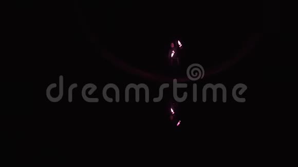 一个穿着黑色服装的马戏团艺术家用LED设备做戏法视频的预览图