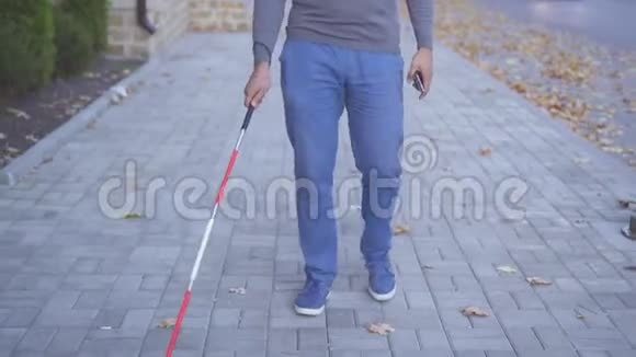 秋市戴着拐杖眼镜的视障人士视频的预览图