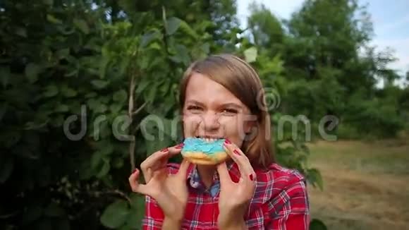 女孩吃甜甜圈视频的预览图