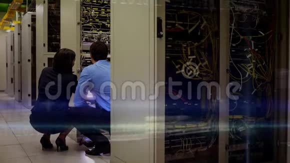 工作人员在服务器机房视频视频的预览图
