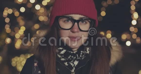 城市环境中迷人的微笑的白种人年轻女性肖像视频的预览图