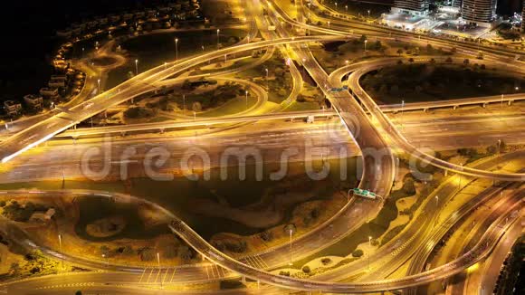 迪拜市高交通十字路口4k时间流逝视频的预览图