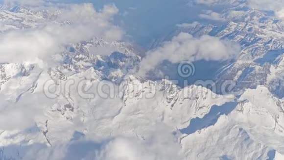 阿尔卑斯山雪山和云彩视频的预览图