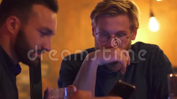两个朋友在俱乐部的桌子上聊天视频的预览图