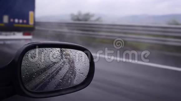 在雨中路过一辆卡车视频的预览图