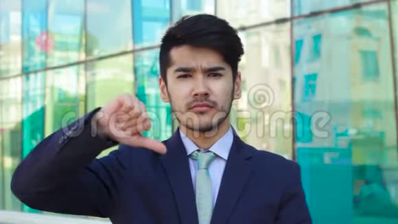 亚洲男人用手势表示反对视频的预览图