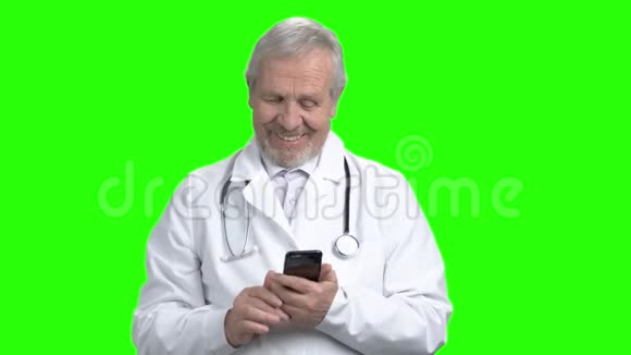 医生在智能手机上打字的肖像视频的预览图