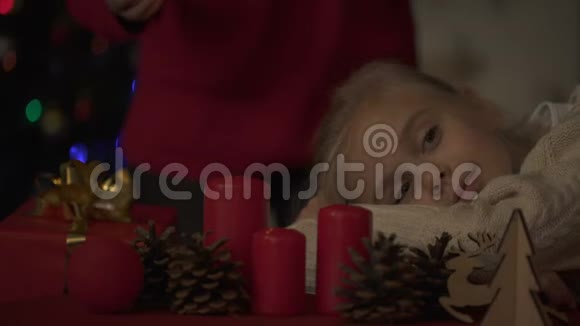 小女儿看着妈妈如何点燃圣诞蜡烛相信奇迹视频的预览图