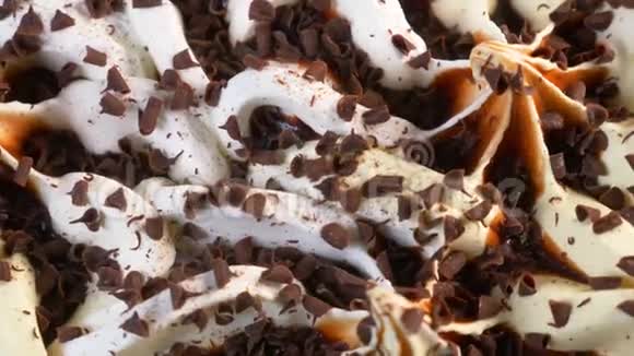 美味的巧克力冰淇淋作为甜点视频的预览图