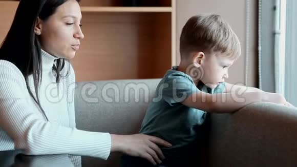 年轻的母亲和儿子在咖啡馆度假视频的预览图