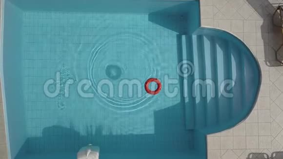 游泳池里的救生圈视频的预览图