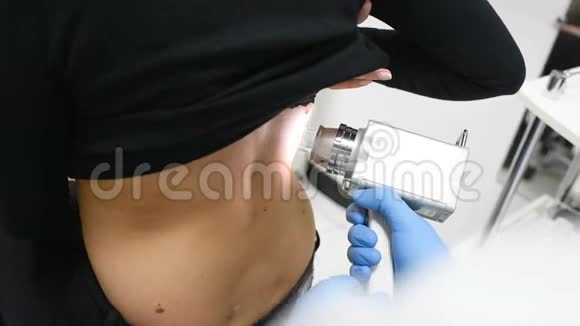 检查胎记和痣医生检查病人痣视频的预览图
