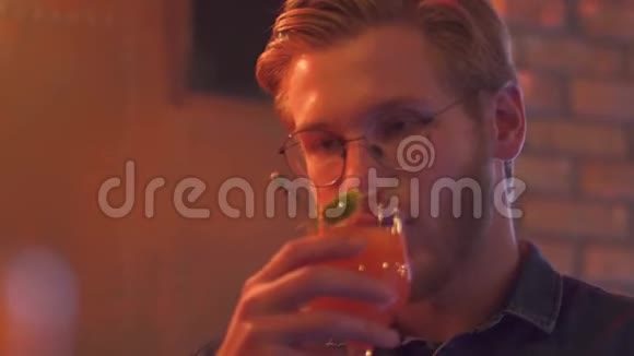 一个红发男人在俱乐部喝鸡尾酒的肖像视频的预览图