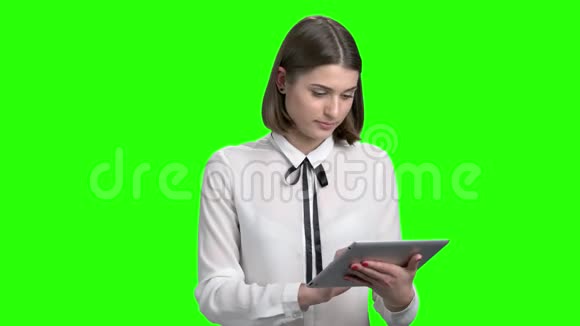 可爱的黑发女孩用平板电脑视频的预览图
