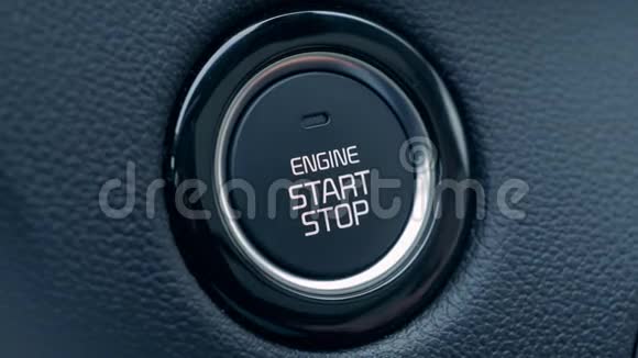 汽车的点火按钮被按下以启动和停止车辆视频的预览图
