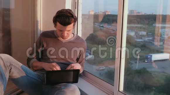 博客写这篇文章在日落时在阳台上的笔记本电脑上打字视频的预览图