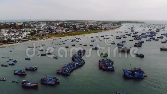 越南梅内渔村越南贫困渔村很多老渔船无人机电影视频的预览图