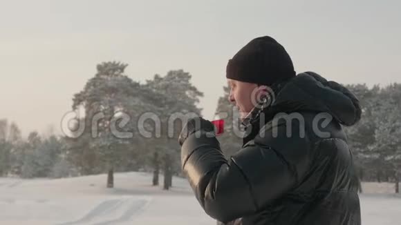 人在冬季公园喝热茶视频的预览图