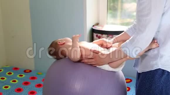 妈妈和宝宝一起做健身运动宝宝发展理念关爱妈妈调色练习视频的预览图