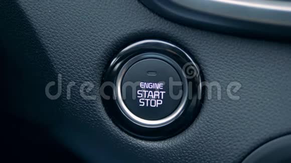 发动机启动按钮被司机按下视频的预览图