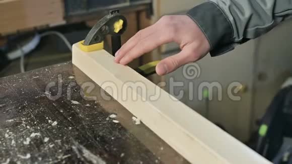 一个男木匠的特写他的手检查木板加工后的光滑性和适宜性视频的预览图