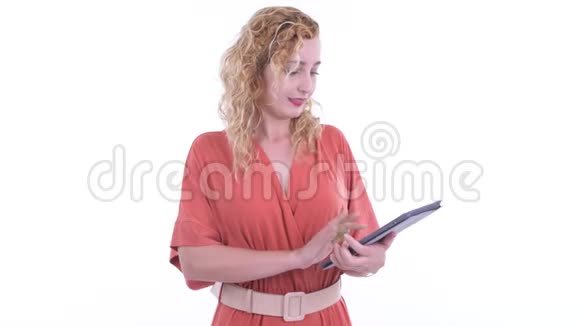 快乐美丽的金发女商人用数码平板电脑说话视频的预览图