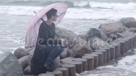 伞下的女人视频的预览图