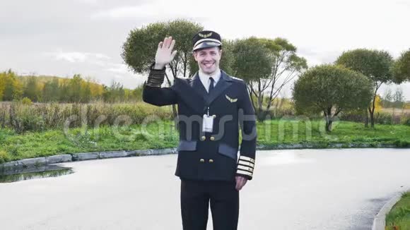 飞行员欢迎挥手的航空指挥官视频的预览图
