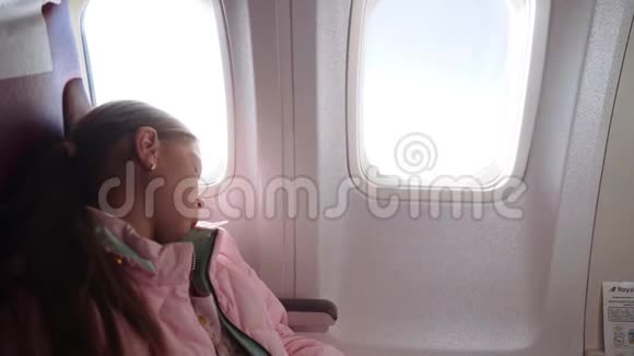 小女孩睡在舷窗附近的飞机上4k视频的预览图