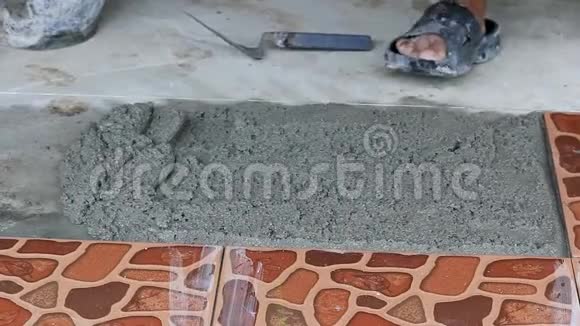 技术人员正在用水泥在地板上铺设瓷砖视频的预览图
