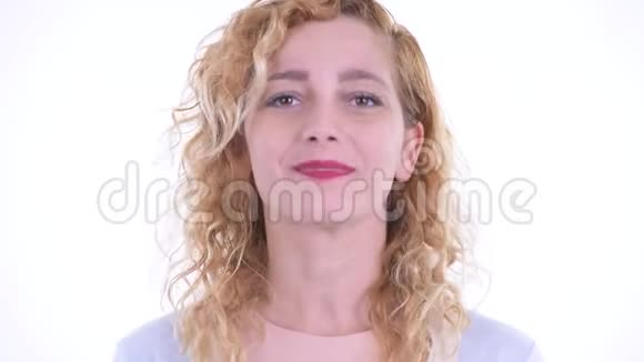 一脸快乐美丽的金发女人点头是的视频的预览图
