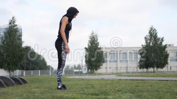 由年轻女性做俯卧撑或俯卧撑锻炼在体育场进行草地交叉体能训练的女孩视频的预览图