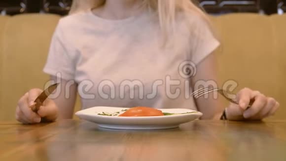 无法辨认的女人在咖啡馆里吃饭4K视频的预览图