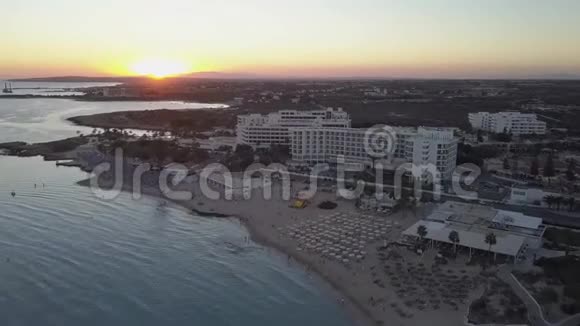 塞浦路斯AyiaNapaNissi海滩日落鸟瞰图视频的预览图