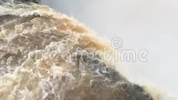 在阿根廷北部伊瓜苏国家公园的瀑布瀑布中最强大的魔鬼的咽喉视频的预览图