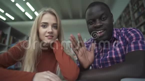 女孩和她的非裔美国朋友正在向摄像机挥手告别视频的预览图