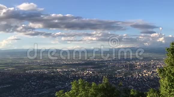 从保加利亚维托沙山的科皮托山俯瞰索菲亚城延时录像视频的预览图