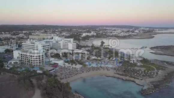 塞浦路斯AyiaNapaNissi海滩日落鸟瞰图视频的预览图