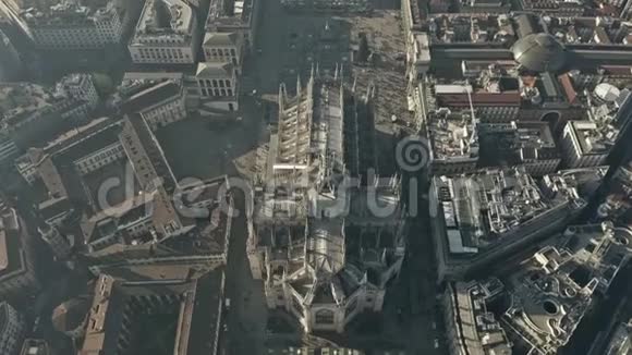 鸟瞰拥挤的多摩广场广场和米兰大教堂主要城市地标意大利伦巴第视频的预览图