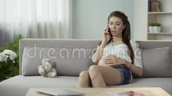 孕妇通过手机交谈看上去很担心没有安全感视频的预览图